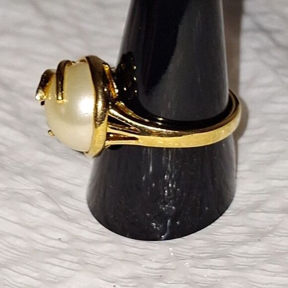 A SETA Women's Cocktail Ring Gold Tone Rhinestone Faux Pearl Elegant Size 9 - Picture 2 of 7